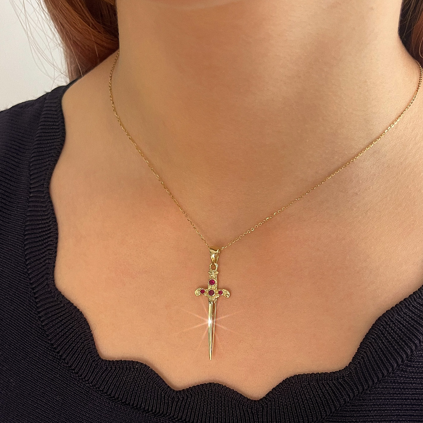 Złota zawieszka Miecz „Ataraxia” z Rubinami kamieniem miłości i namiętności 639F7718-A62F-457D-AE06-02B0A412C34C