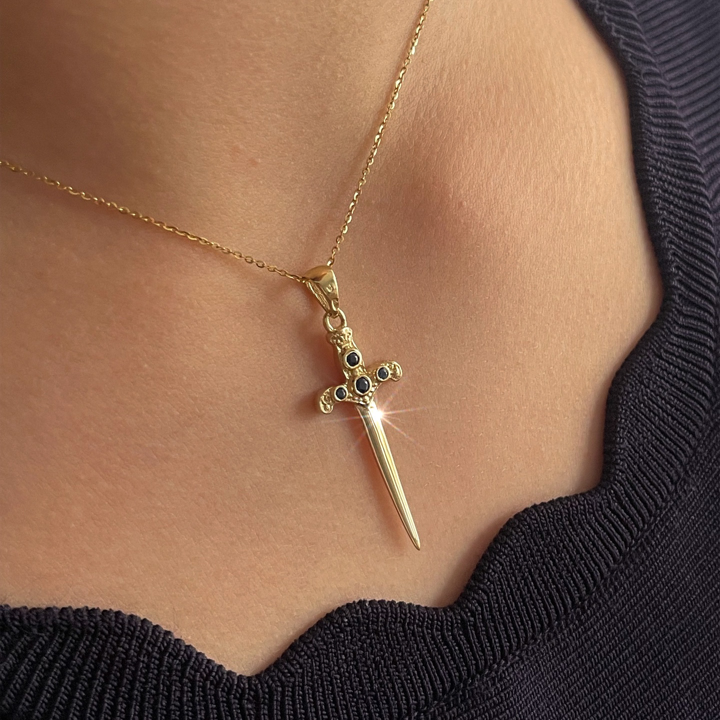 Złota zawieszka Miecz „Ataraxia” z Szafirami kamieniem mądrości, ochrony i wewnętrznego światła 7DDB8A85-35B5-4DBB-ABD6-075B0BA39FB5