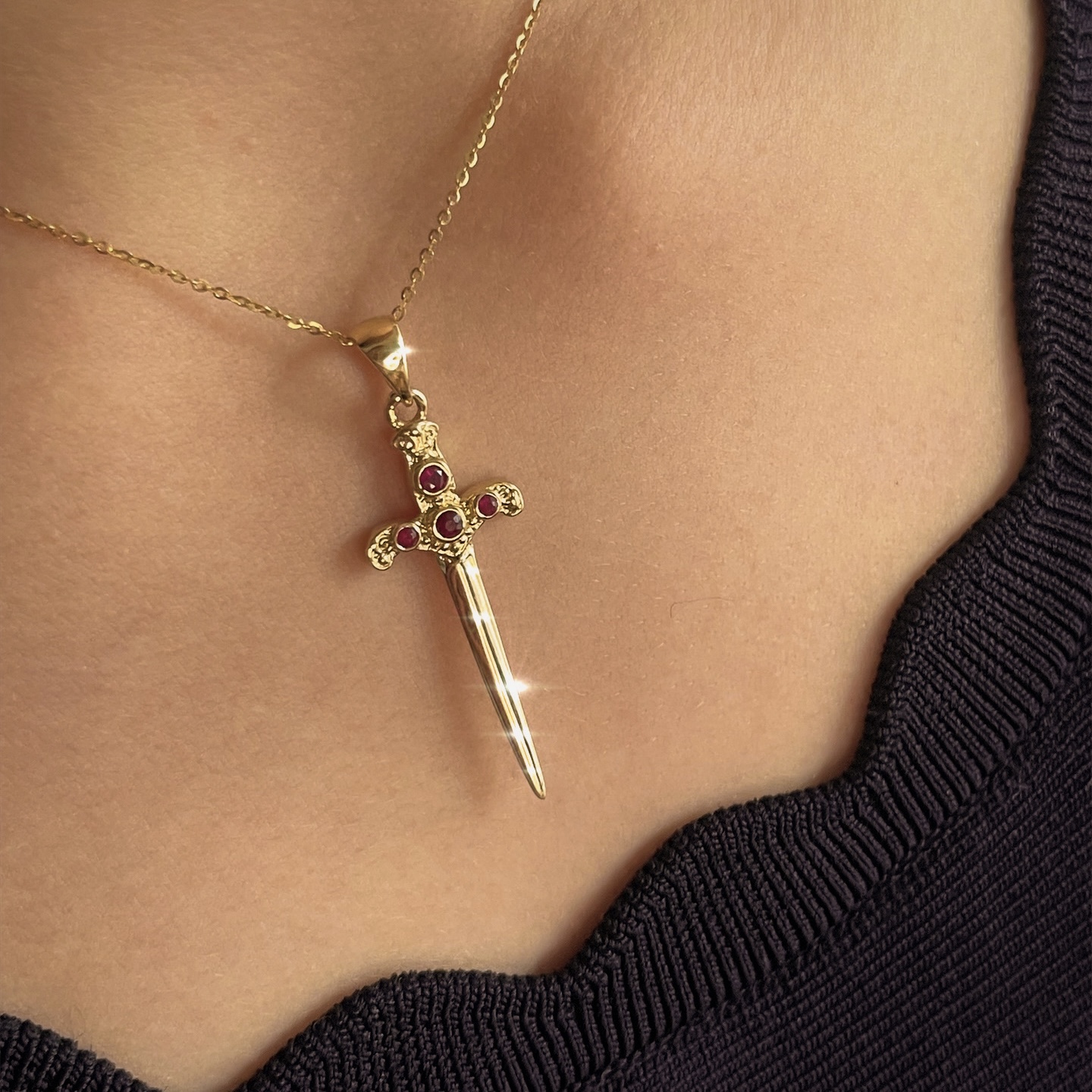 Złota zawieszka Miecz „Ataraxia” z Rubinami kamieniem miłości i namiętności E0B6F1E9-270C-4889-B5DB-DDE2CE0767AE