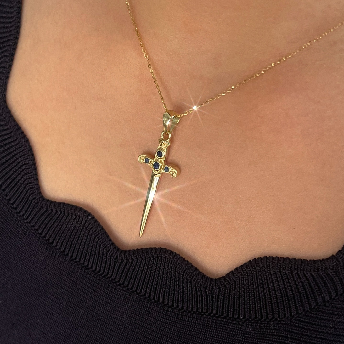Złota zawieszka Miecz „Ataraxia” z Szafirami kamieniem mądrości, ochrony i wewnętrznego światła EFA13699-5530-46DD-9B5B-EE57776A7ABF_2