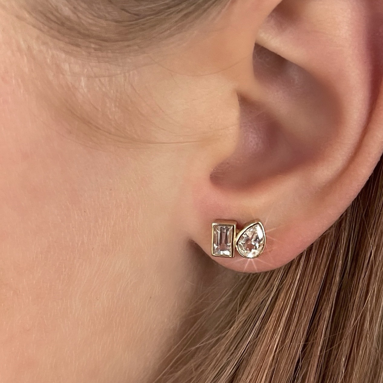 Kolczyki z białym Topazem w kształcie łezki i prostokąta 1,8 ct kamieniem ambicji i samorealizacji , zapięcie na sztyft  próba 585 Facetune_23-10-2025-06-43-34
