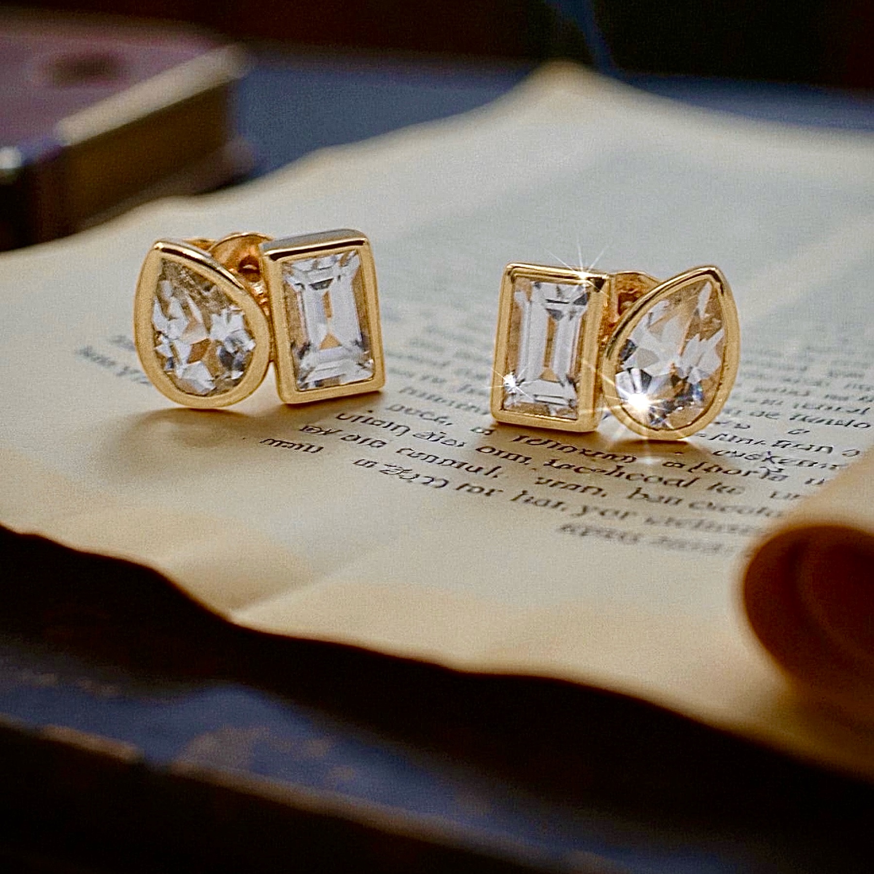 Złote kolczyki Tears of Face z białym Topazem w kształcie łezki i oktagonu 1,8 ct kamieniem ambicji i samorealizacji , zapięcie na sztyft  próba 585 Facetune_26-10-2025-13-17-55