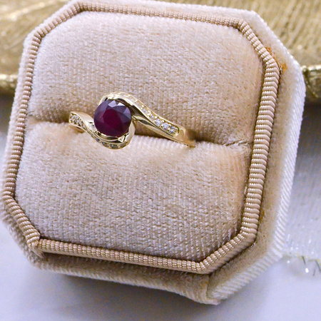Złoty klasyczny pierścionek mijanka z Rubinem 1,5 ct i cyrkoniami