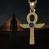 Złoty krzyż Ankh ze skrzydłami Izydy i Szafirem kamieniem odwagi